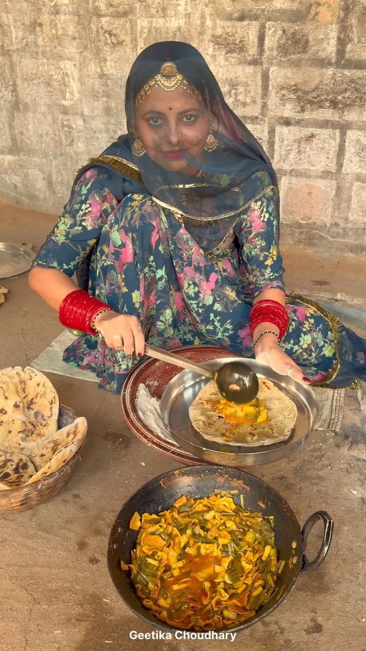 गॉंव में राबोड़ी की सब्जी का स्वाद😍 

Outfit ~ @gandharsilkmills_9 
Odani ~ @akenterprisesjodhpur 

#geetikac