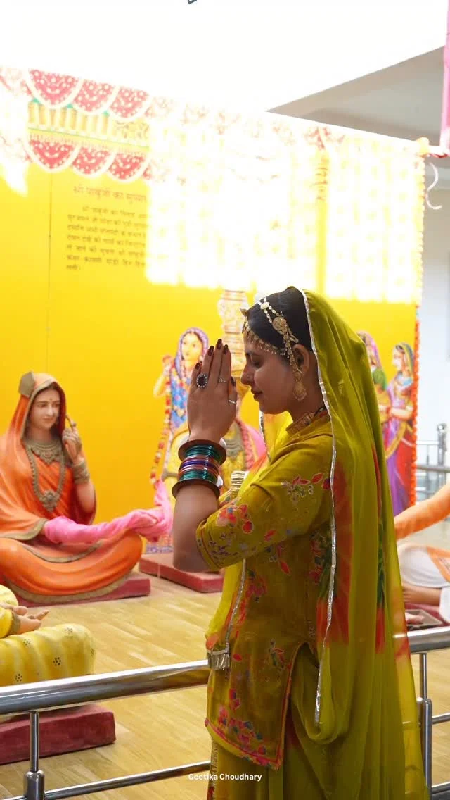 हमारे कुल देवता ❤️ पाबूजी राठौड़ 🚩🙏🏻

Outfit ~ @tater_silk_mills 
#geetikachoudhary #trending #rajasthan #j