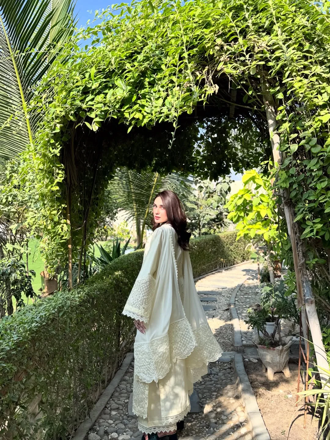 میری زندگی ہے تو 🫶🏻

Outfit: @sadasleekofficial 

#newpost #new #instagram #gram #white