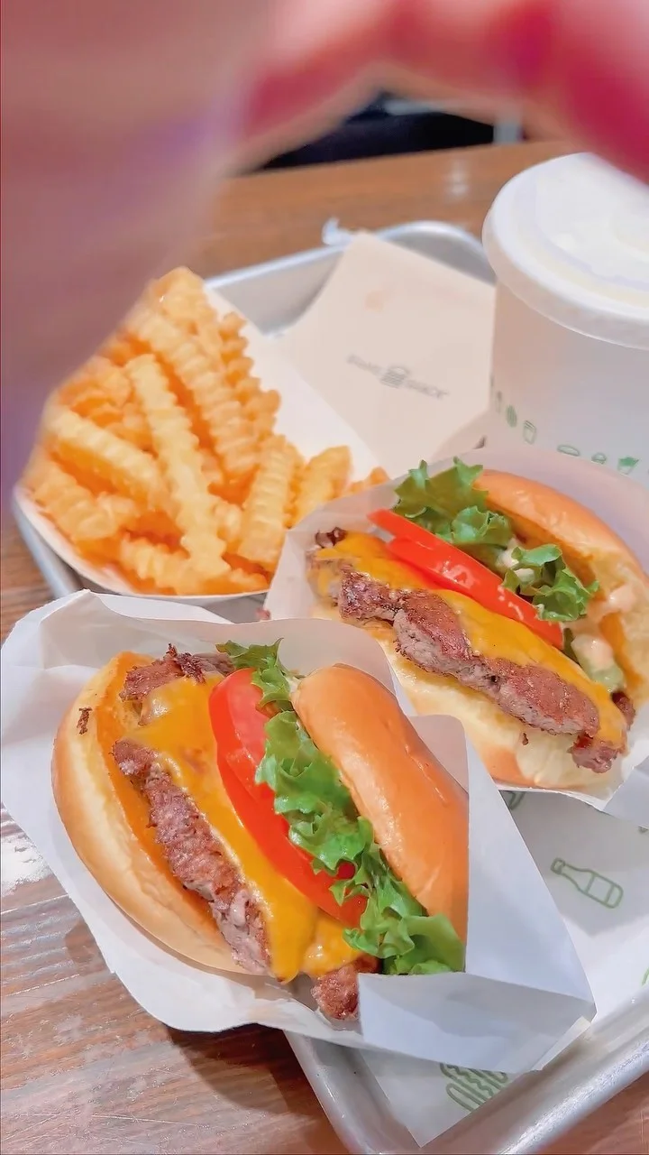 🇰🇷韓國五天都吃了什麼

完全沒有踩雷！！！
在韓國只有好吃跟好好吃🥹

-
👇🏻以下個人不負責任評價

📍新沙煎餅（蜂巢瑪格麗酒、綜合煎餅)
⭐️⭐️⭐️⭐️⭐️

📍shake shack （漢堡、奶昔）
⭐️⭐️⭐️⭐️

📍東大門路邊小吃 （紫菜飯卷、魚板）
⭐️⭐️⭐️

📍廣藏市場 （綠豆煎餅、生牛肉、生章魚）
⭐️⭐️⭐️

📍Egg Drop （吐司三明治）
⭐️⭐️⭐️⭐️

📍王妃家（韓牛套餐）
⭐️⭐️⭐️

📍Dalmatian（咖啡廳）
⭐️⭐️⭐️⭐️⭐️

📍飽肚烤腸
⭐️⭐️⭐️⭐️

📍Happy bear day （蛋糕、餅乾）
⭐️⭐️⭐️⭐️⭐️

📍HBAF（堅果）
⭐️⭐️⭐️⭐️

-
#韓國 #首爾 #首爾美食 
#seoul #seoulfood #transition
#yun獨創轉場