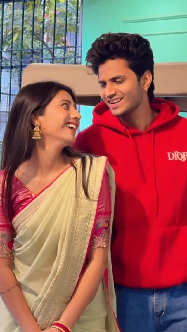 Por disay gulabi gulabi tu 🙈♥️ @rushikesh_18 
.
.
.
#aarushi #cute #love #couple #couplevideo