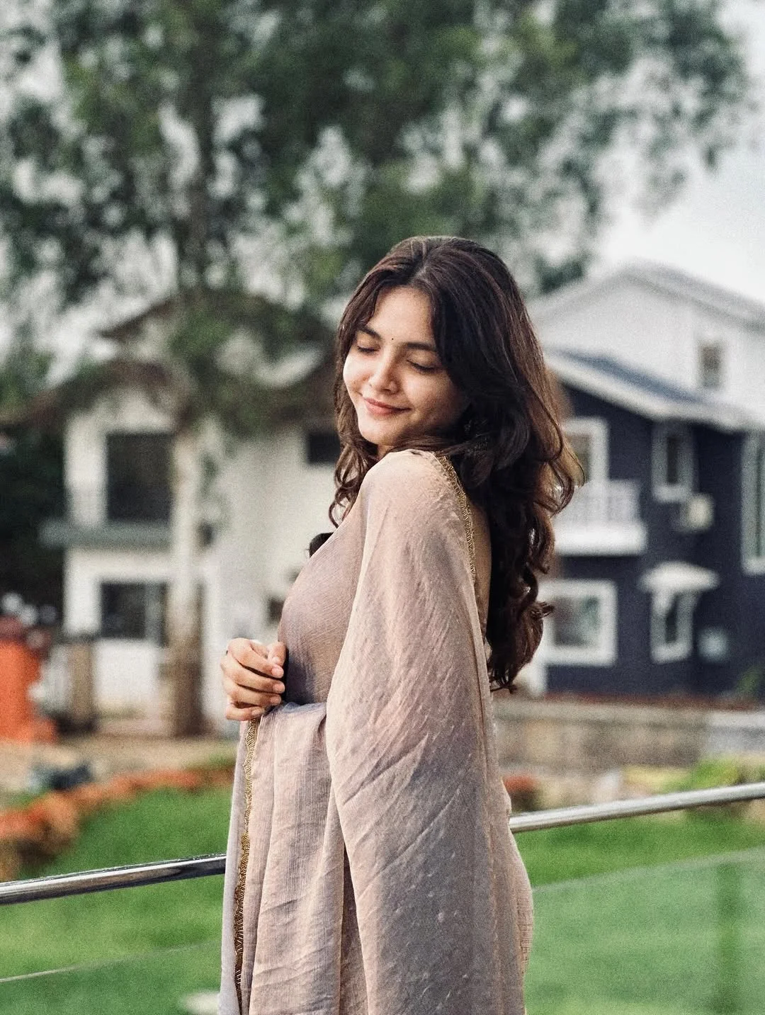 Wrapped in grace, tied with love.🤎
.
.
.
.
.
#aaryakulkarni #instagram #instapic #post #postoftheday #explore #instafashion