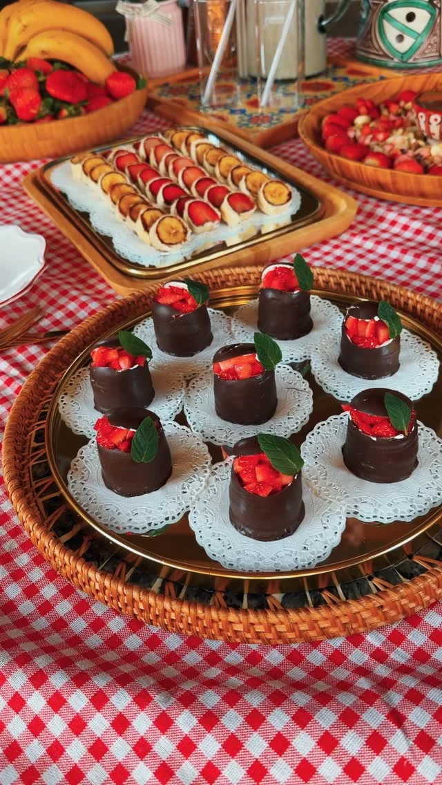 Strawberries for the win 🍓 هي احلى طاولة فراولة، ولا شو؟🙊😍
.
.
.
.
.
.
.
.
.
.
.
.
.
#abirzkitchen #strawbe