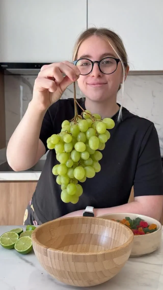 🍇 UVAS CON VODKA + GOMITAS: dos ideas frescas para este verano 🧊🍬
•
Vi estas uvas con vodka dando vueltas por redes y no me pude resistir. Las pinché con escarbadientes, las dejé un rato en heladera con vodka, después las colé, pasé por azúcar y directo al freezer.
•
Quedan buenísimas para sumarlas a tragos, copitas de postre o comer solas tipo snack helado.
•
Y ya que estaba... aproveché para hacer unas gomitas con vodka que no fallan y no pueden faltar si armás mesa con amigxs.
•
¿Las probarías? Porque posta que sorprenden 💥👇
•
#recetas #recetasfaciles #dulce #snack #food