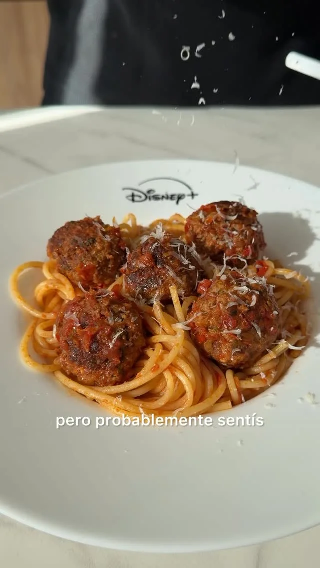 Nuestro San Valentín = cocinar algo rico y mirar pelis de amor🍝💘
•
Esta vez salió Spaghetti con albóndigas i