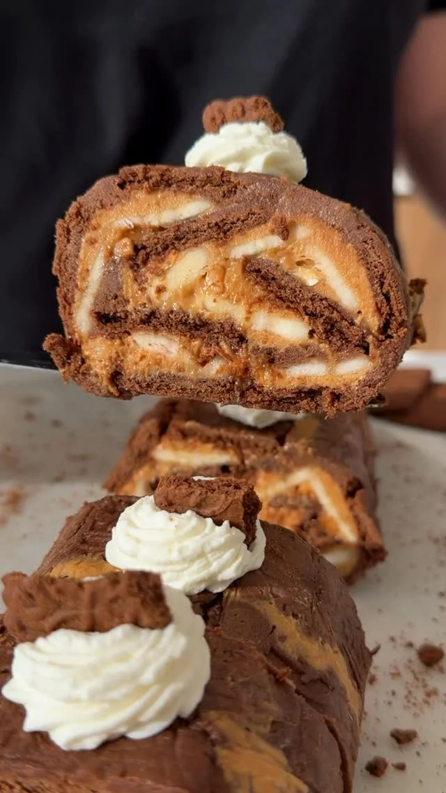 Chocorrollo? Rollotorta?? 🤔 Bueno… lo que sea, es buenísimo 🍫✨
.
Lo armé súper rápido y quedó de esos postre