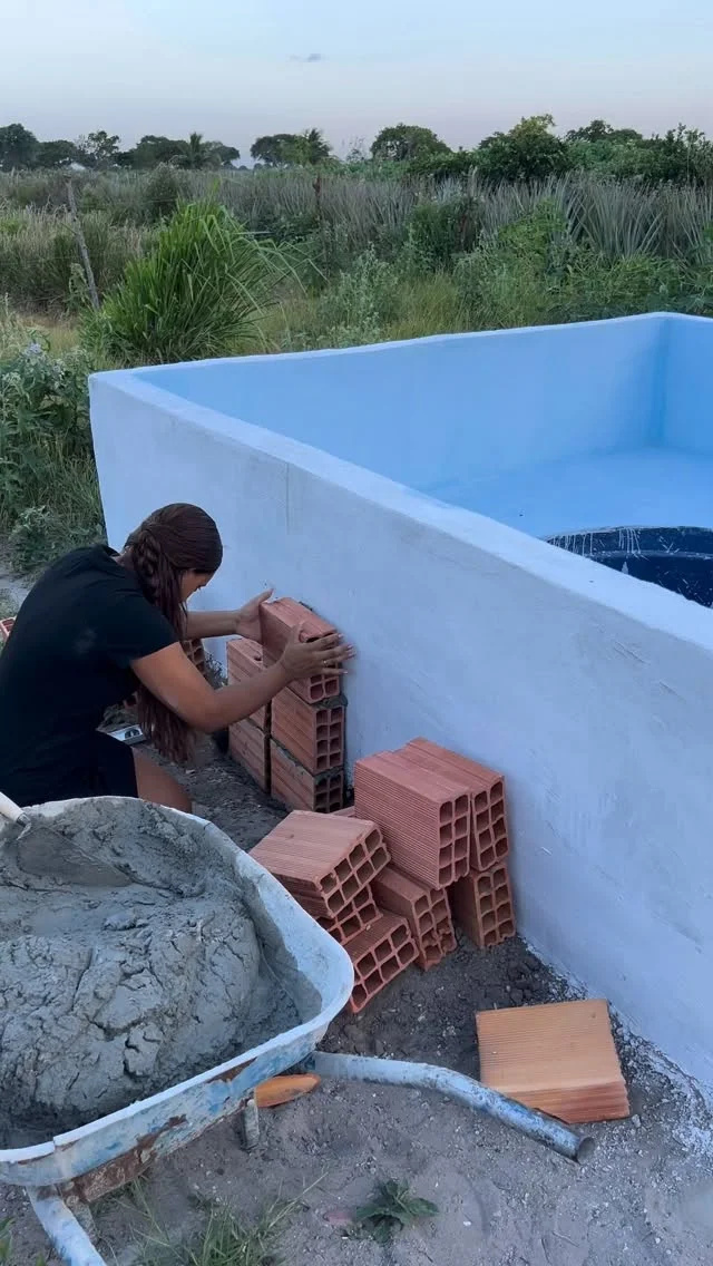 Construindo uma cascata e fazendo flamingos  na nossa piscina 🚿🚿🦩 🦩 
#love #reels #fyp