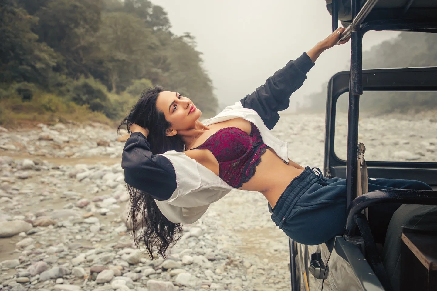 aaja meri gaadi mai baithjaa 😎😎😎😜
.
📸 @artographybysagar 
.
.
.
.
.
.
.
#travelgram #indiagram #travelindiagram #uttarakhand #uttarakhandheaven #pahadi #pahadigirl #travelphotography #photoshootideas #travelrealindia #traveldiaries