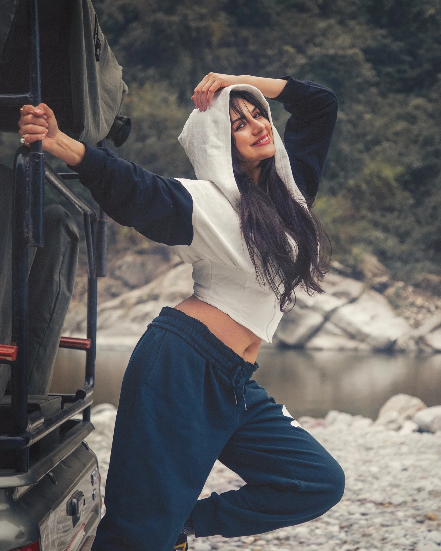 aaja meri gaadi mai baithjaa 😎😎😎😜
.
📸 @artographybysagar 
.
.
.
.
.
.
.
#travelgram #indiagram #travelindiagram #uttarakhand #uttarakhandheaven #pahadi #pahadigirl #travelphotography #photoshootideas #travelrealindia #traveldiaries