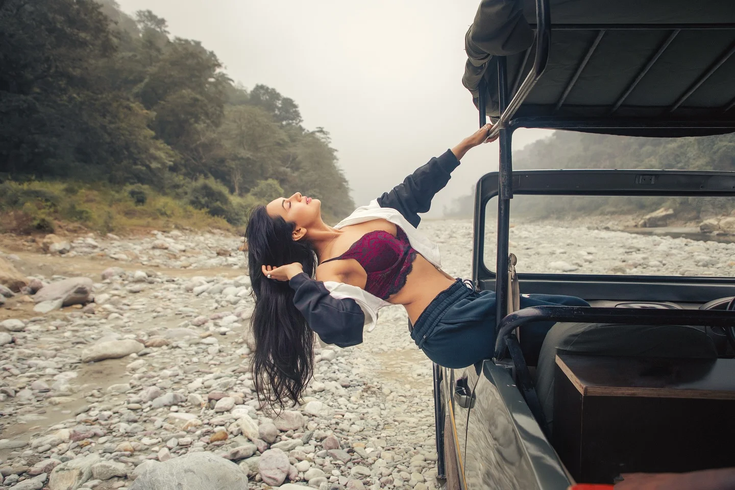 aaja meri gaadi mai baithjaa 😎😎😎😜
.
📸 @artographybysagar 
.
.
.
.
.
.
.
#travelgram #indiagram #travelindiagram #uttarakhand #uttarakhandheaven #pahadi #pahadigirl #travelphotography #photoshootideas #travelrealindia #traveldiaries