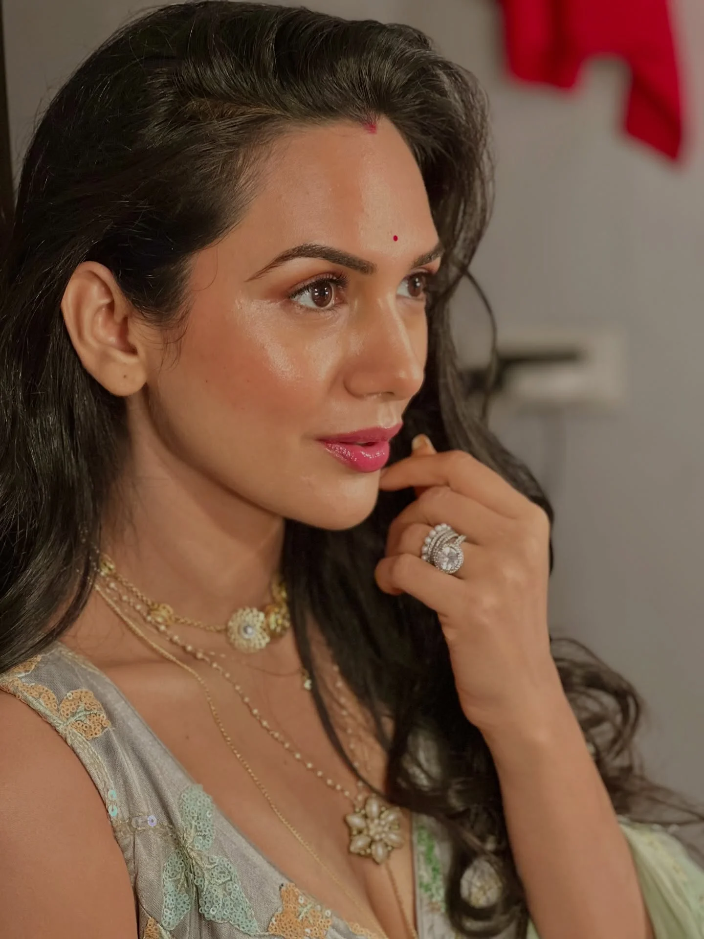 Walking in her shoes …….. ✨MALINI✨
.
#photodump #akankshachamola 
#actorslife #saree #curvywomen