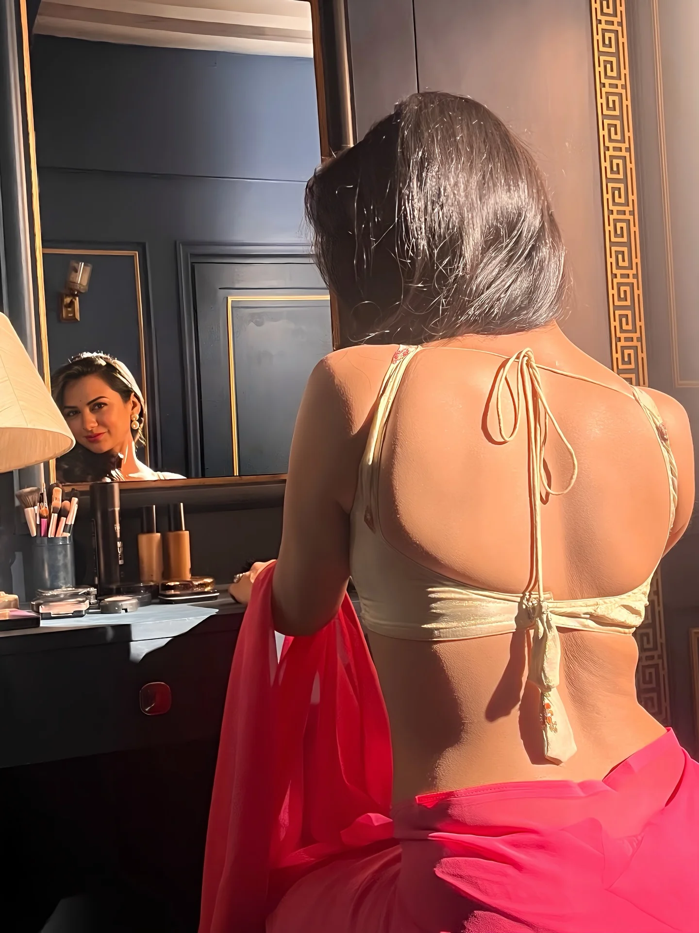 Walking in her shoes …….. ✨MALINI✨
.
#photodump #akankshachamola 
#actorslife #saree #curvywomen