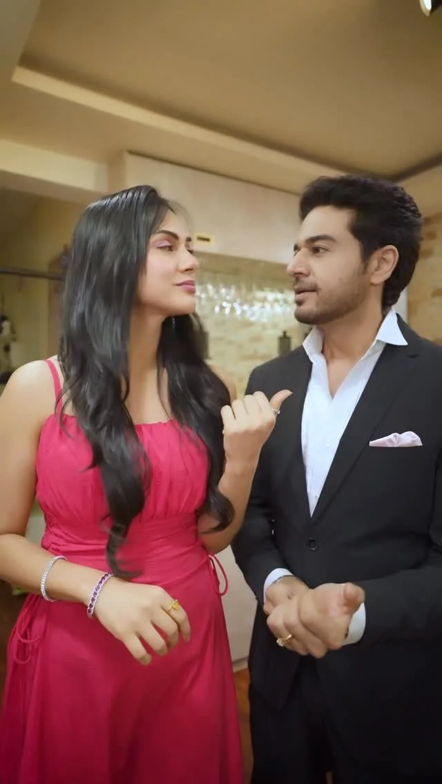 Look what Gaurav did to me?😡👊🙄🤯
.
.
.
#gauravkhanna #akankshachamola #akarav #marriedlife #swissbeauty