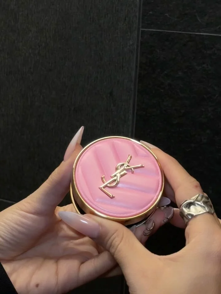 #adv @yslbeauty Indovina cosa stavo guardando nella 5 foto (e non parlo né del brillantinoso gloss e né del mio blush rosa di YSL Beauty perché quelli li avevo in borsa) #yslmakeup #yslbeauty