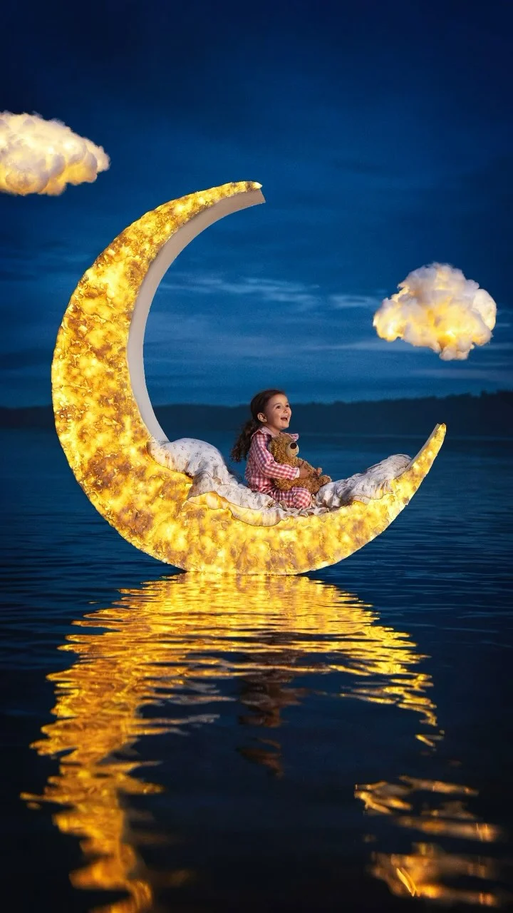 How our family made a glowing moon float on a lake for a photo! #CanonPartner 🌙 Months of planning and weeks 