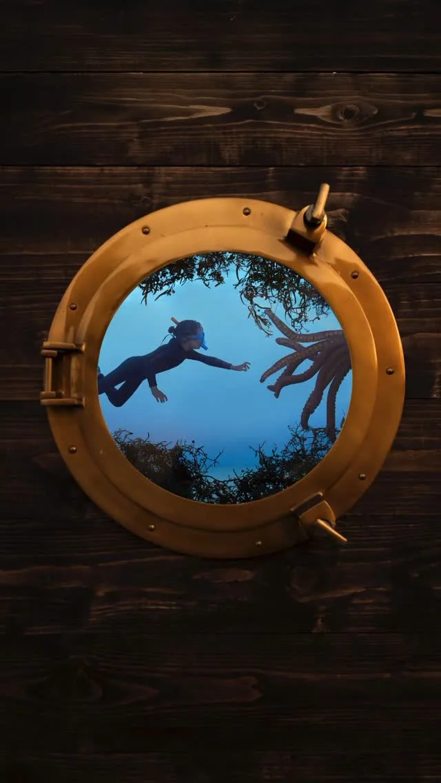 Our family made an underwater porthole for a photo! 🐟💙 #NetflixPartner

When @Netflix asked us to help celeb