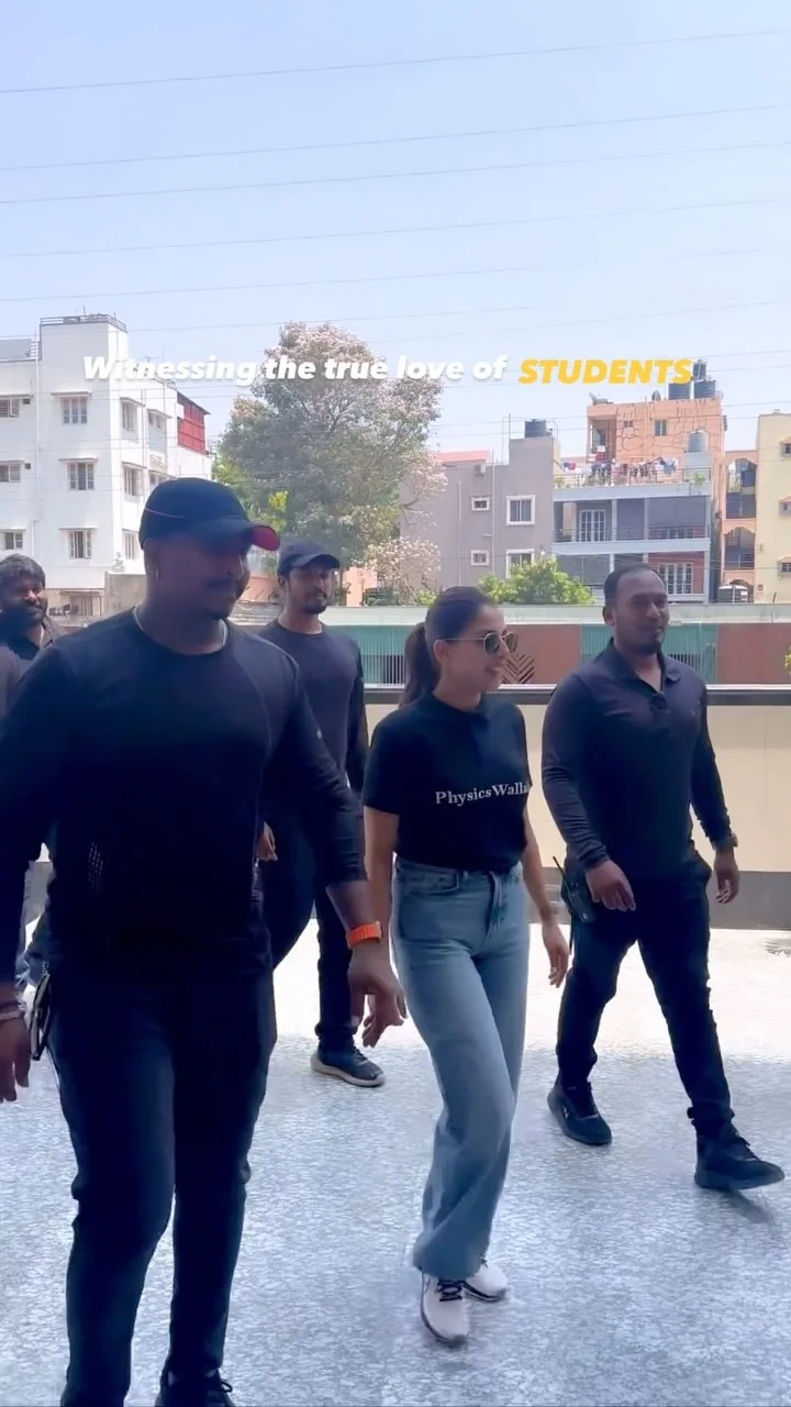 I usually donot go in these events as it is too OVERWHELMING sometimes. Could never imagine itna sara pyar from my dear sapolas, kuch to bhot door door se milne aaye the Bangalore! I am running out of words 🥹
Sirf ye kahungi, LOVE YOU baccho❤️
.
.
.
#neet #explorepage #explore #samaptimam